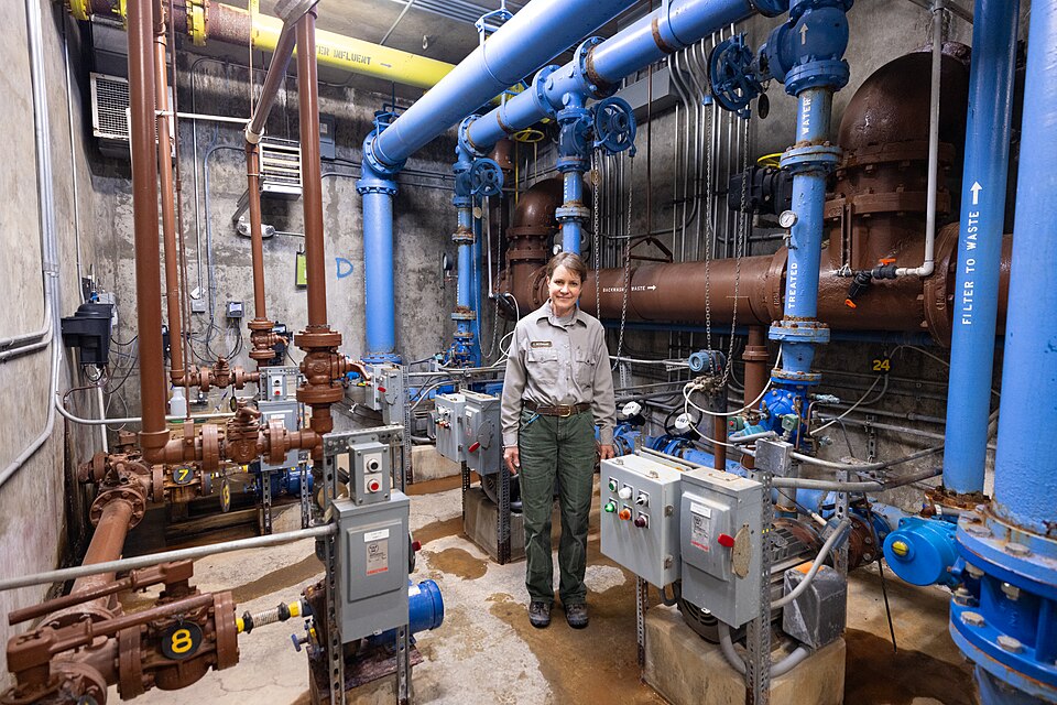 Técnico en cuarto de bombas