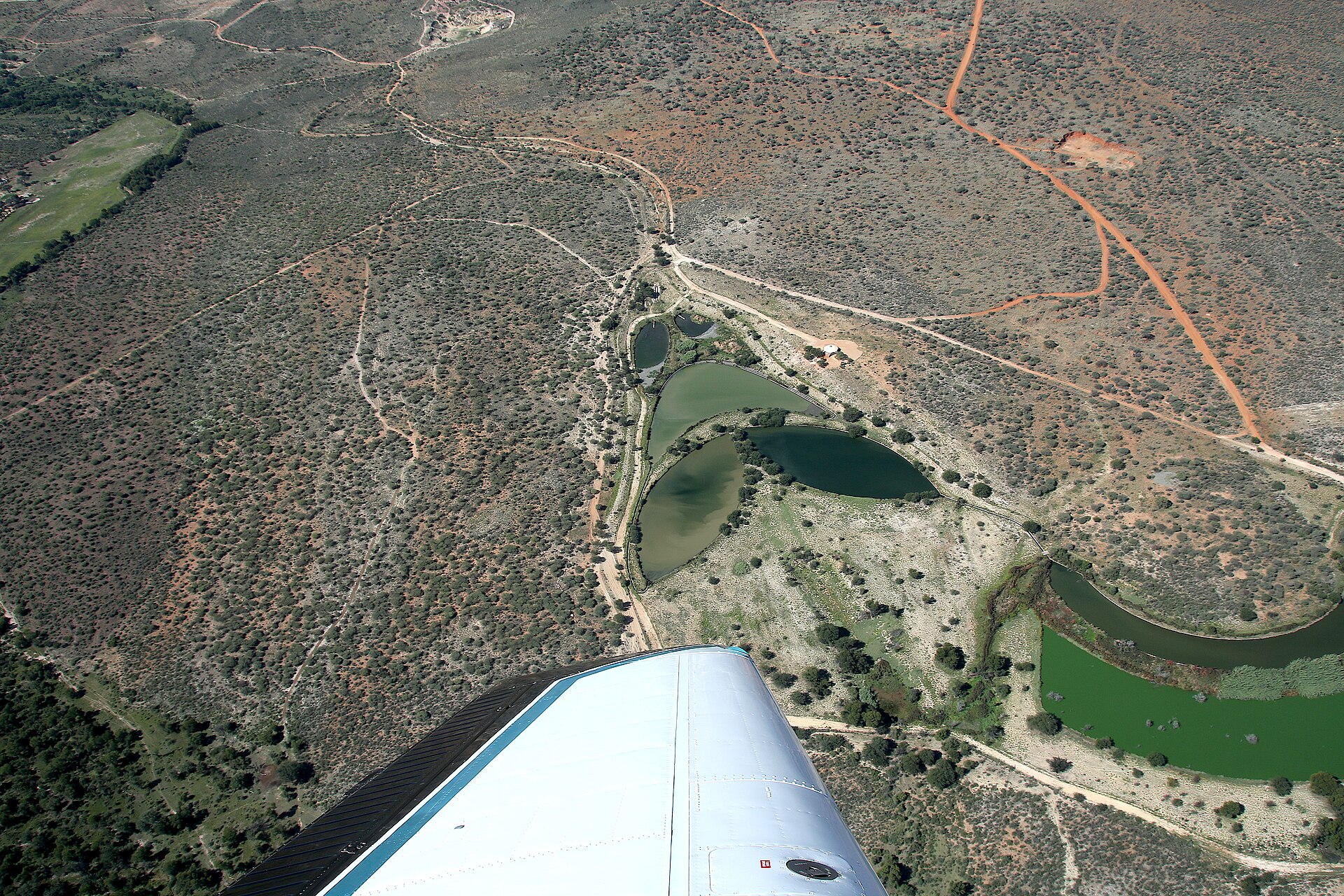 Vista aérea de lagunas de tratamiento de aguas residuales