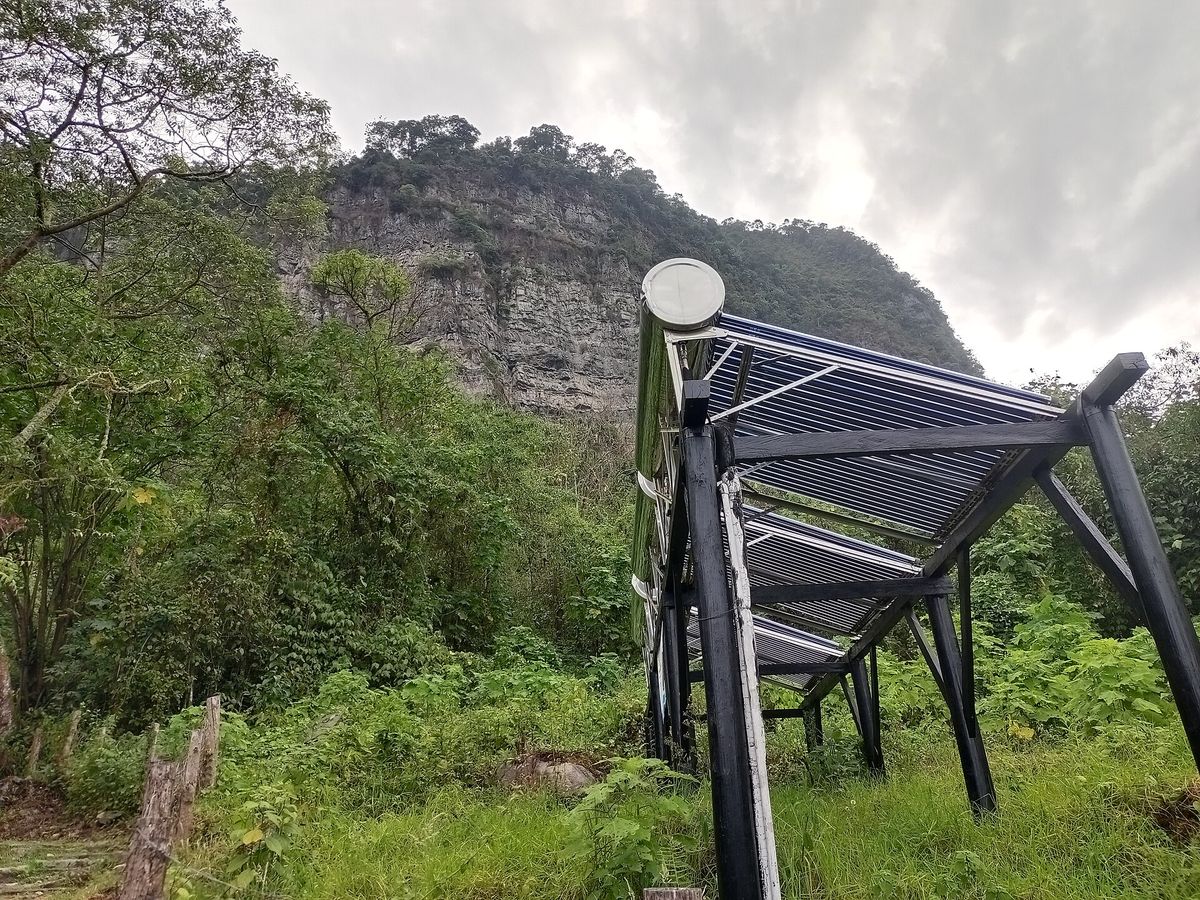 Colector solar térmico para agua caliente en Chicaque, Colombia